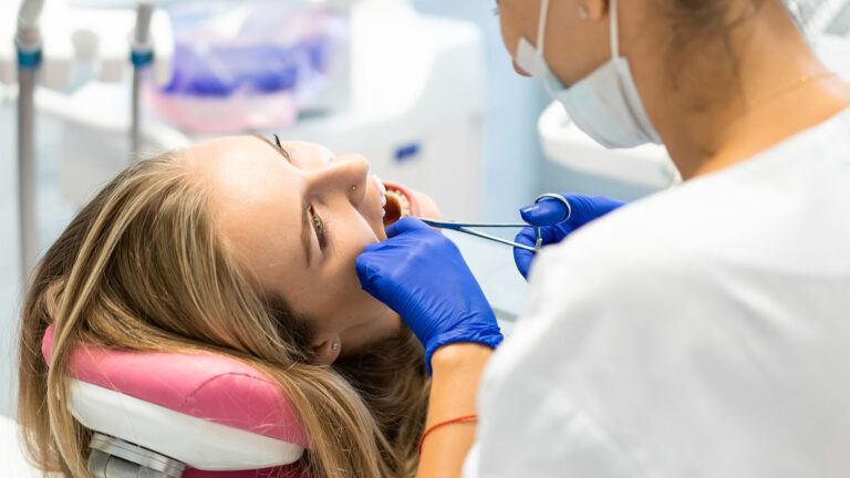 La Importancia de las Revisiones Dentales en Otoño: Consejos desde Clínica Dental Arjona